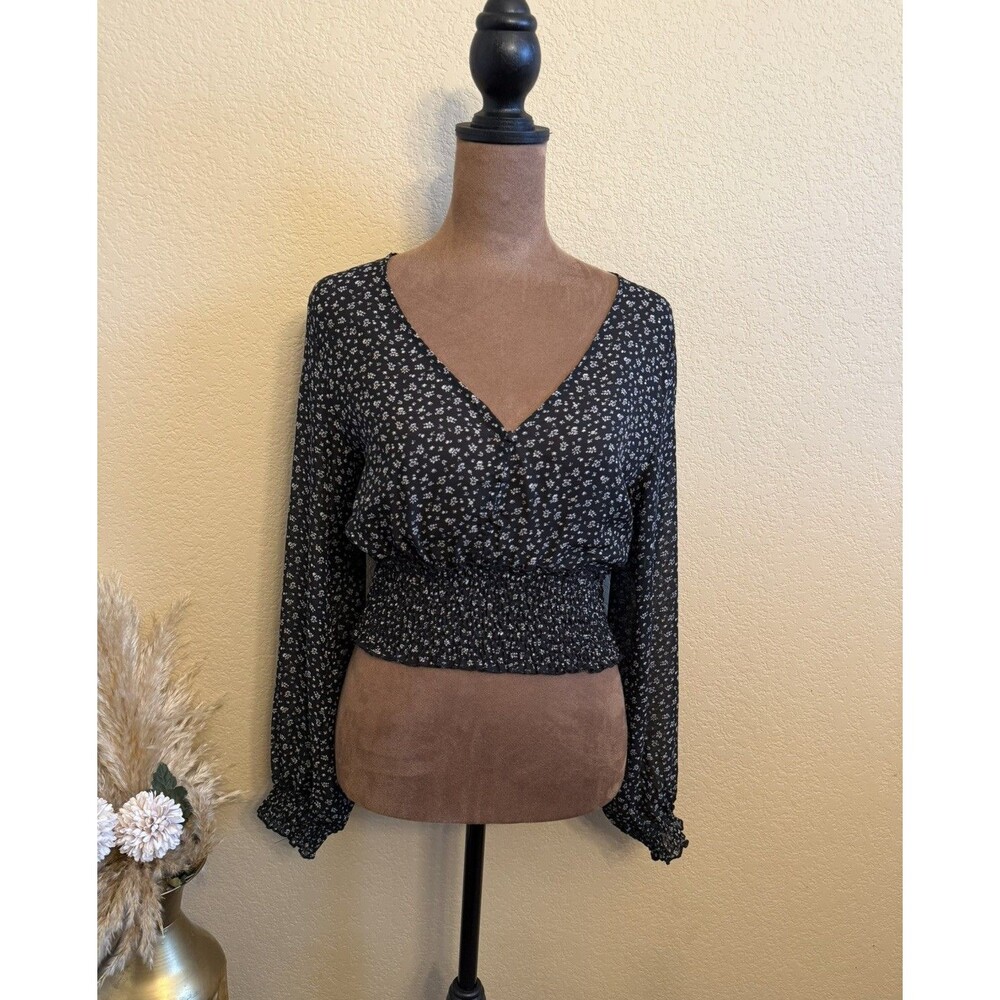 Love Tree Womens M Floral Smocked Crop Top Long Sleeve V Neck Black White Blouse